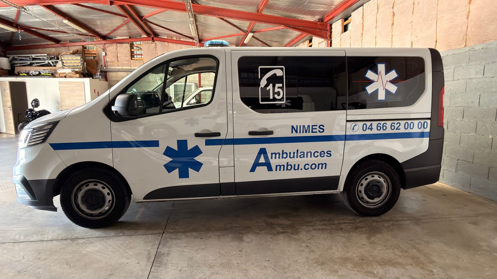 Ambulance Ambu.com Renault Trafic, vue de profil au dépôt de Nîmes
