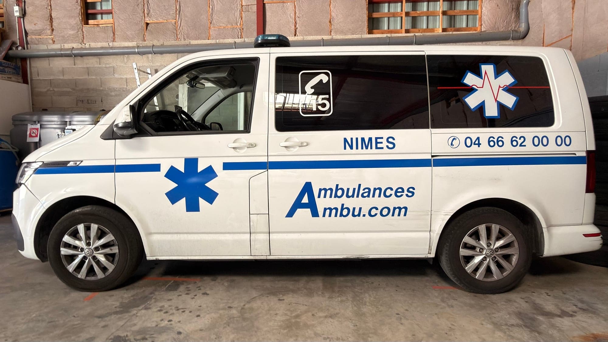 Ambulance Ambu.com Volkswagen Transporter, vue de profil au dépôt de Nîmes