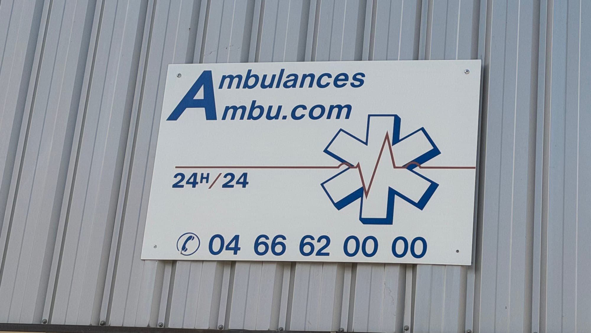 Panneau de l'établissement Ambulances Ambu.com : disponible 24h/24, 04 66 62 00 00
