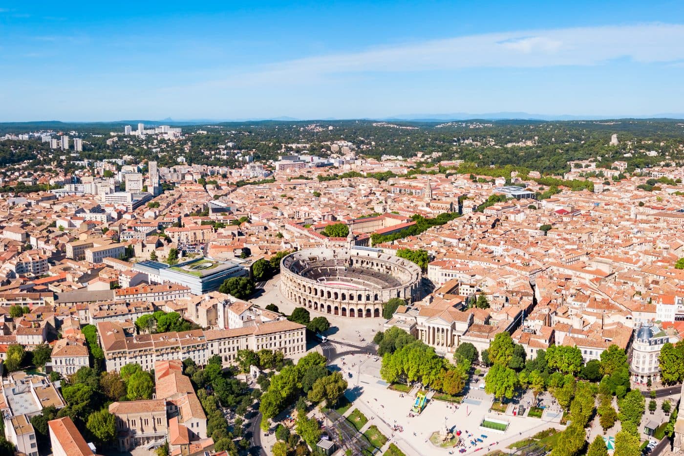 Vue aérienne de Nîmes, les Arènes au centre de la ville